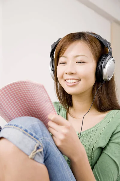 Müzik Dinleyen Japon Kadın Kulaklıkla Oturan Güzel Bayan — Stok fotoğraf
