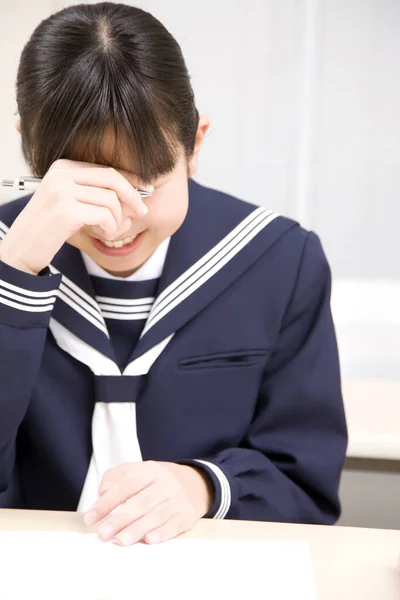 漂亮的日本女孩穿着校服在学校学习 — 图库照片