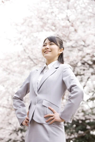 Retrato Bela Confiante Jovem Empresária Com Mãos Cintura Parque Primavera — Fotografia de Stock
