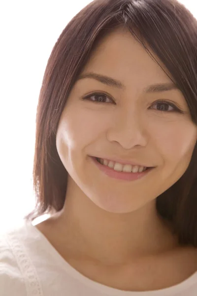 Schöne Junge Asiatische Lächelnde Frau Auf Isoliertem Hintergrund — Stockfoto