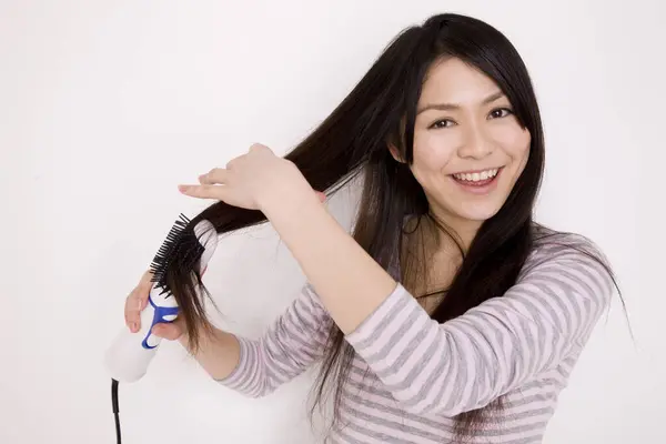 Saç Düzleştiricili Genç Asyalı Kadın — Stok fotoğraf