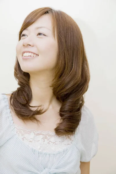 Porträt Einer Jungen Japanerin Mit Stylischem Haarschnitt Isoliert Auf Weißem — Stockfoto