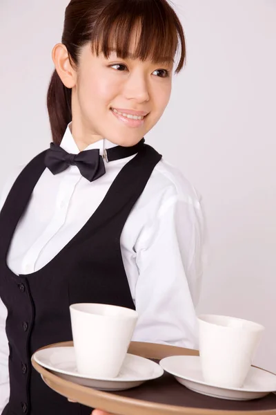 Fiatal Ázsiai Pincérnő Csésze Tálcán Izolált Háttér — Stock Fotó