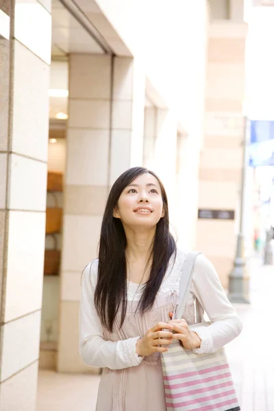 Bela Feliz Jovem Mulher Asiática Andando Cidade — Fotografia de Stock