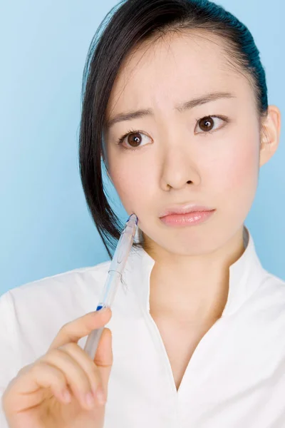 Junge Asiatische Geschäftsfrau Denkt Isoliert Auf Blauem Hintergrund — Stockfoto