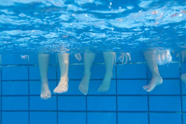 Niños Nadando Piscina —  Fotos de Stock