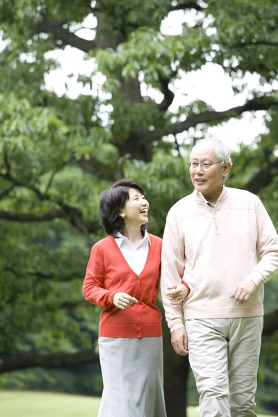 Heureux Senior Asiatique Couple Marche Plein Air — Photo