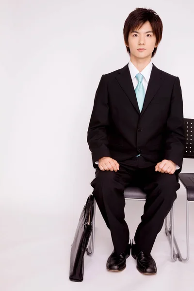 Ung Asiatisk Affärsman Sitter Stol Isolerad Bakgrund — Stockfoto