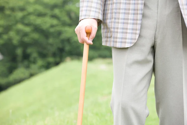 Старший Человек Прогуливается Парке Трость — стоковое фото