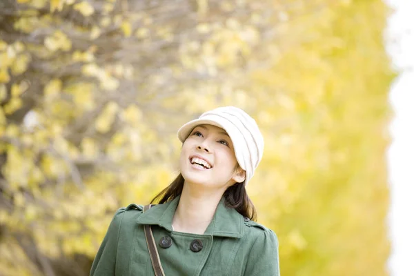 Portret Młodej Azjatyckiej Kobiety Kapeluszu Jesiennym Parku — Zdjęcie stockowe