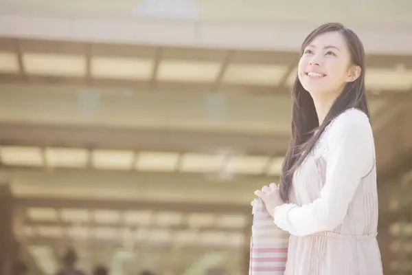 Красива Щаслива Молода Азіатська Жінка Йде Місті — стокове фото