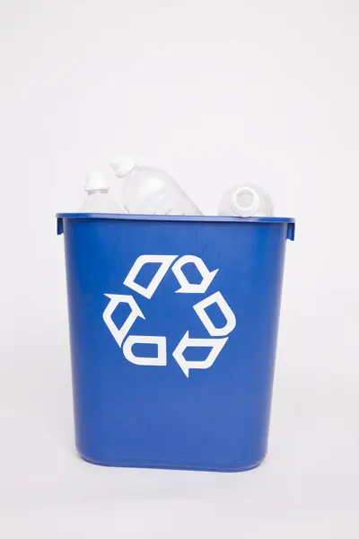 Contenedor Reciclaje Azul Aislado Sobre Una Superficie Blanca — Foto de Stock