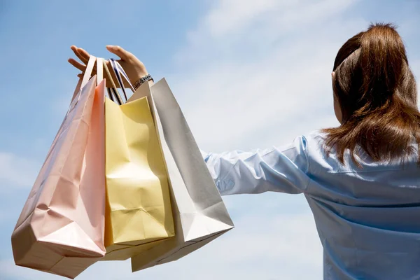 屋外でショッピングバッグを持っている美しい若い女性のバックビュー — ストック写真