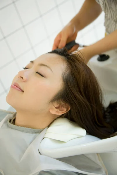 サロンで髪の治療を受けている女性 美容室で髪を洗った女性クライアント — ストック写真