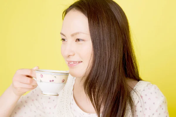 Молодая Азиатка Чашкой Чая — стоковое фото