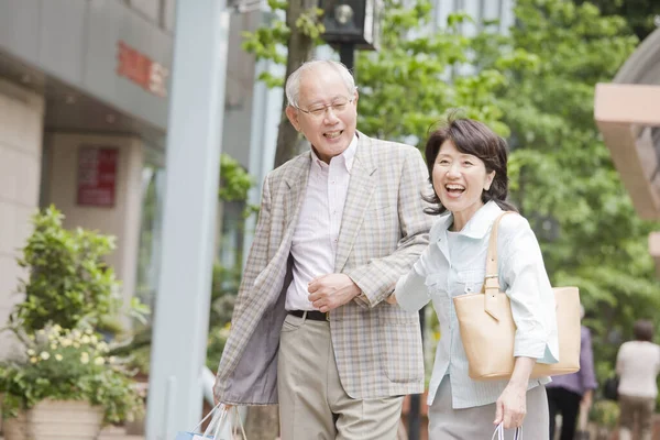 Asiático Senior Pareja Caminando Ciudad Con Compras Bolsas —  Fotos de Stock
