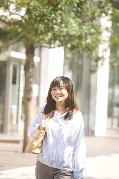 Bela Feliz Jovem Mulher Asiática Andando Cidade — Fotografia de Stock