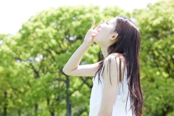 美丽的年轻日本女人在户外大喊的侧视图 — 图库照片