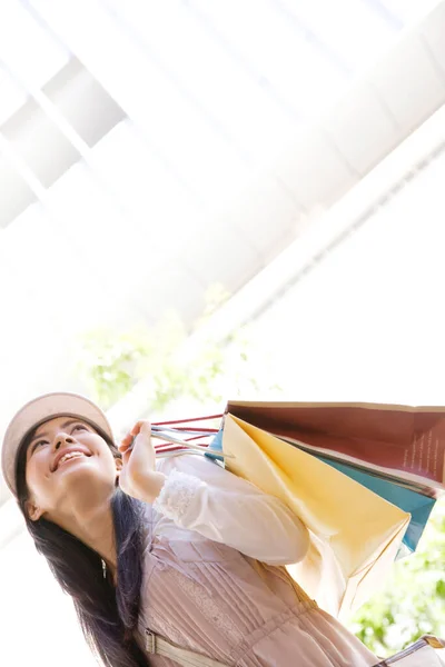 Vacker Glad Ung Asiatisk Kvinna Med Shoppingväskor Staden — Stockfoto