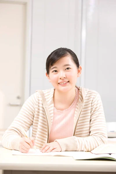 Asiatisk Student Flicka Studerar — Stockfoto