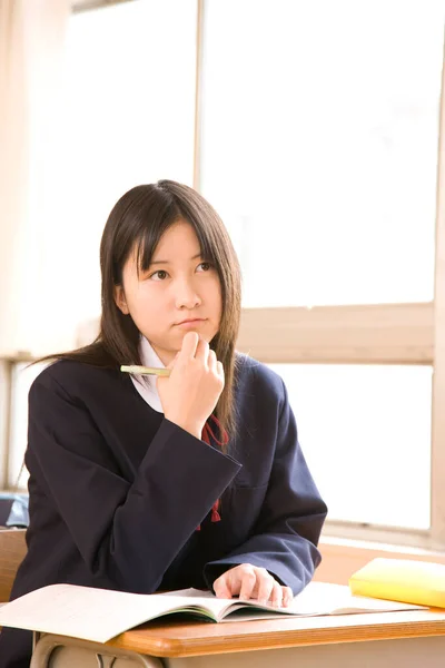 Vrouwelijke Japanse Leerling Zit Aan Het Schoolbureau Portret Van Schoonheid — Stockfoto
