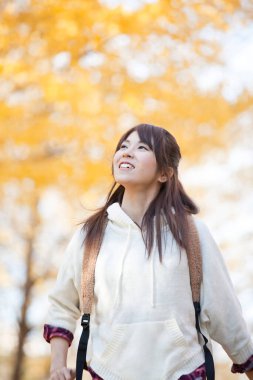 Sonbahar parkta Asya kadın