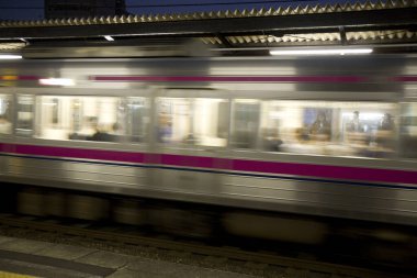 Tokyo, Japonya 'ya. Metro treni geçiyor. 