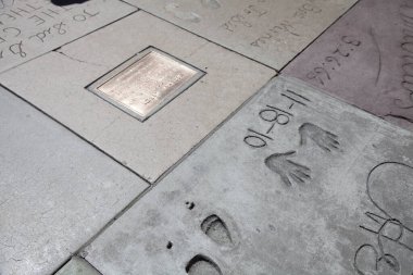 Ünlü insanların el izleri ve imzaları Çin Tiyatrosu 'nun ön bahçesinde, Los Angeles, Kaliforniya, ABD