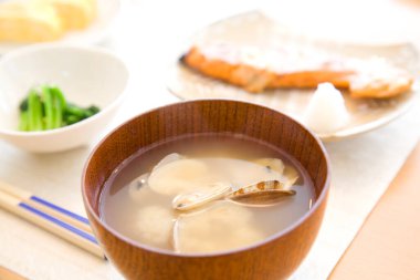 Deniz tarağı ve sebzeli Japon miso çorbası.