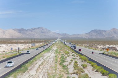 Amerika Birleşik Devletleri 'nin batısında, Güney Kaliforniya ve Dağlar Arası Batı' dan geçen büyük bir eyaletler arası otoyol olan Interstate 15 'in görüntüsü. ABD