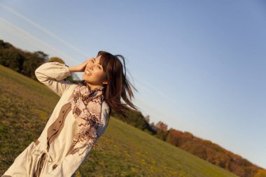 Tarlanın ve ağaçların arka planında güzel bir kadın
