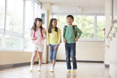 Okulun koridorundaki mutlu çocukların portresi..