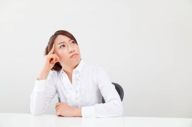 Ofiste çalışan genç Asyalı kadın.