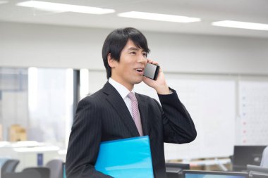 Akıllı telefon kullanarak Asyalı işadamını kapatın.