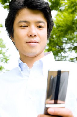 Kendine güvenen bir Asyalı yöneticinin görsel temsili.