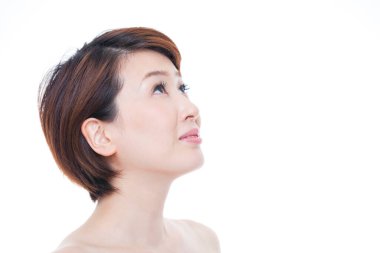 Kadın beyaz arkaplanda portre arıyor.