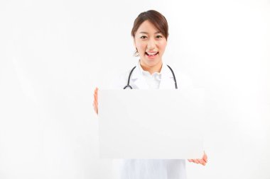 Genç Asyalı gülümseyen kadın doktor