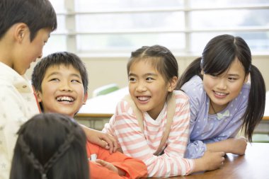 Okuldaki mutlu ve neşeli Asyalı okul çocukları 