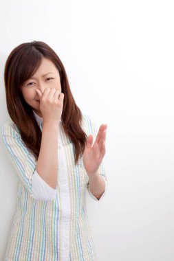 Asyalı kadın kendini hasta hissediyor, beyaz arka planda grip ve ateş.