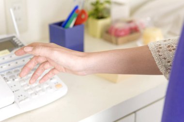 Kadın eli telefona bakıyor. 