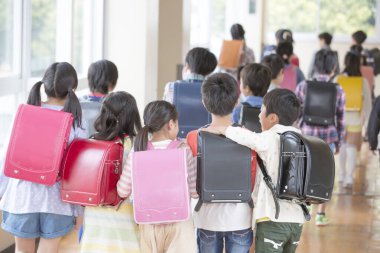 Okul koridorunda yürüyen öğrencilerin arka plan görüntüsü 