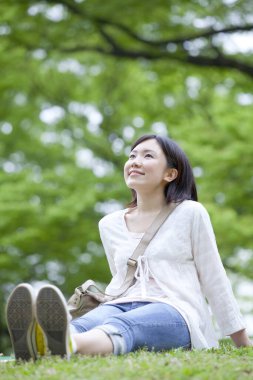 Parktaki genç Asyalı kadın.