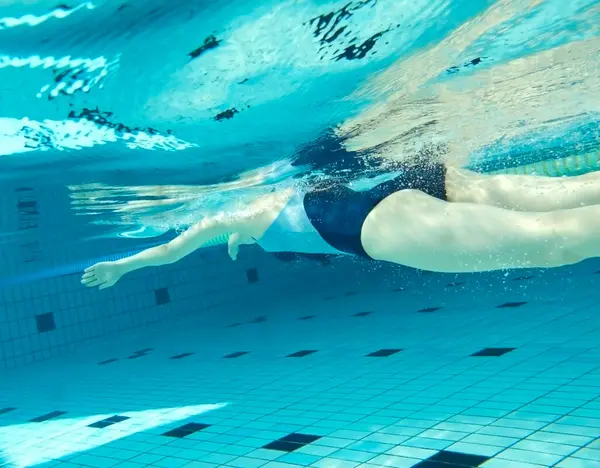 Chica Asiática Nadando Buceando Piscina —  Fotos de Stock