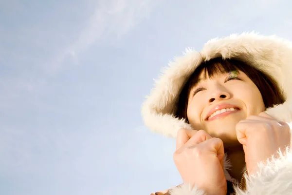 冬服の若いアジア女性の肖像画 — ストック写真