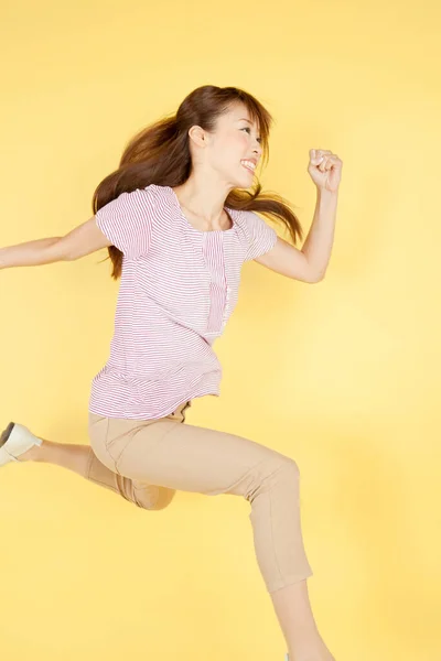 Jong Mooi Aziatisch Vrouw Springen Geïsoleerde Achtergrond — Stockfoto