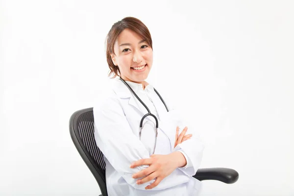 Jovem Asiático Sorrindo Feminino Médico — Fotografia de Stock