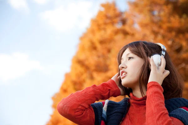 Genç Güzel Asyalı Kadın Sonbahar Parkında Poz Veriyor — Stok fotoğraf