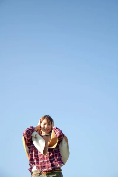 Retrato Bela Mulher Japonesa Contra Fundo Céu Azul — Fotografia de Stock