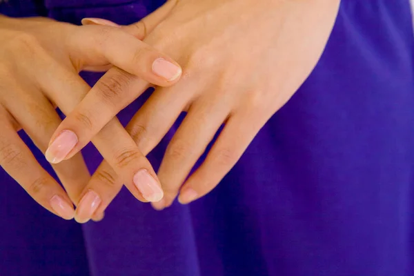 Ręce Młodej Kobiety Pięknym Manicure — Zdjęcie stockowe