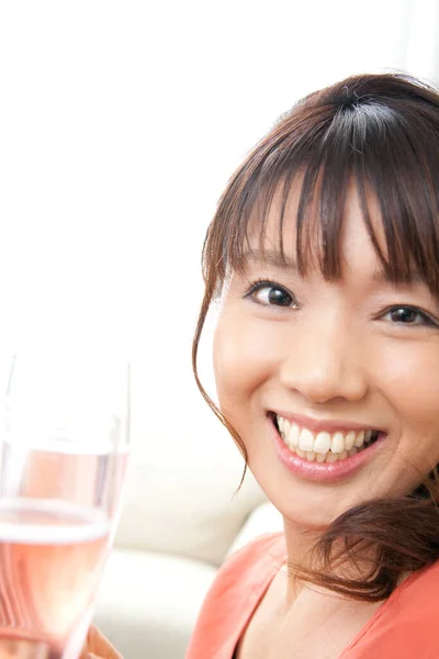 Piękna Młoda Azjatycka Kobieta Trzyma Szampan Szklanka Uśmiecha Się Kamery — Zdjęcie stockowe